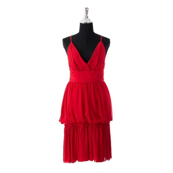 Chanel Ruffled Red Crepe Silk Cocktail Dress + Scarf. Shop safe online with Labellov. Vind 100% authentieke tweedehands Chanel tassen, kleding en accessoires.  Trouvez fashion, sacs et accessoires chanel d' occasion. 
