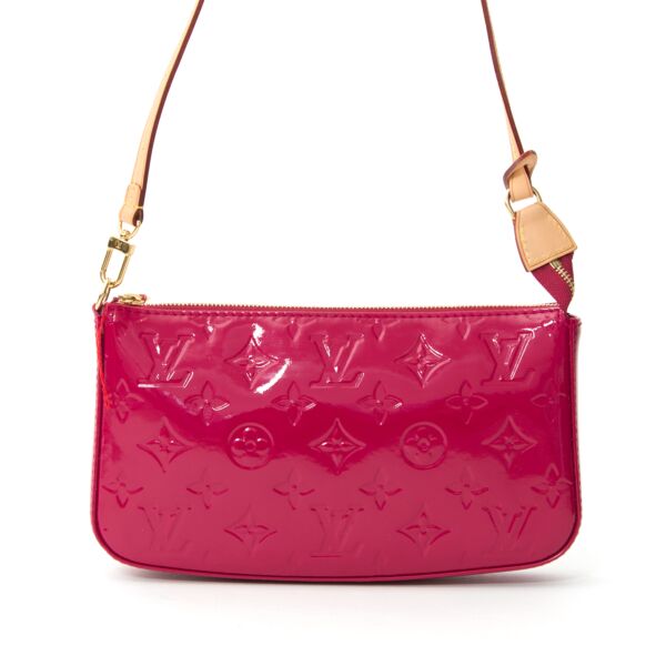 shop safe online second hand designer vintage Louis Vuitton Epi Pochette Accessoires NM 