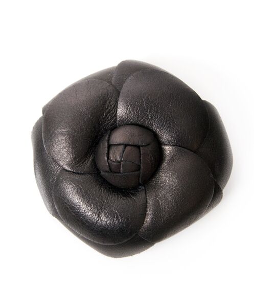 Chanel Leather Camelia Brooch seconde main authentique accessoire en ligne shopping webshop Anvers Belgique LabelLOV en vogue mode style luxe marques designer