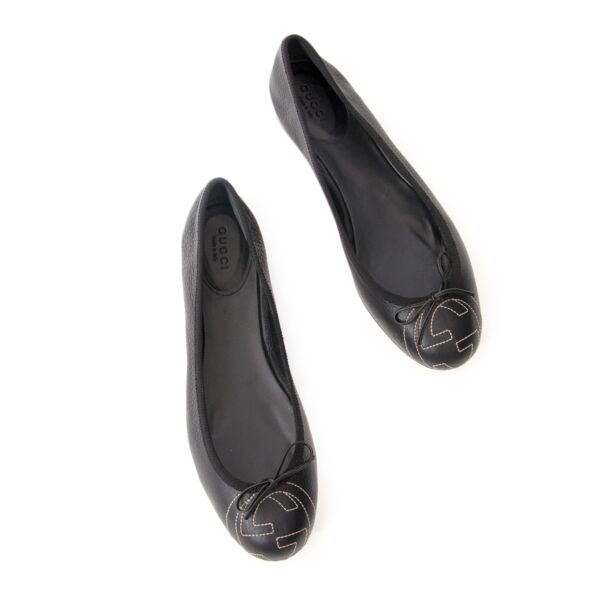 Gucci Zwarte Leren Ballerina, Labellov biedt een ruime selectie aan nieuwe en tweedehands luxe handtassen met de juiste prijs. Bezoek de online platform voor een veilige en betrouwbare winkelervaring. 