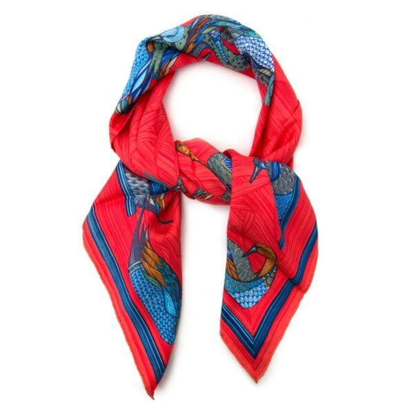 Vintage Hermès scarf for the best price at Labellov webshop. Safe and secure online shopping with 100% authenticity. Vintage Hermès foulard pour le meilleur prix.
