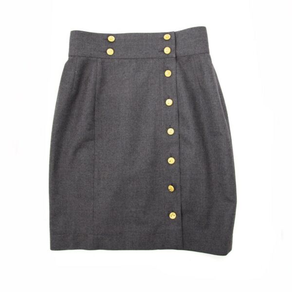 Vintage Chanel woolen skirt for the best price at Labellov webshop. Safe and secure online shopping with 100% authenticity. Vintage Chanel laine jupe pour le meilleur prix.