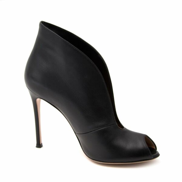 Koop nu deze prachtige Gianvito Rossi zwarte hakken op Labellov.com