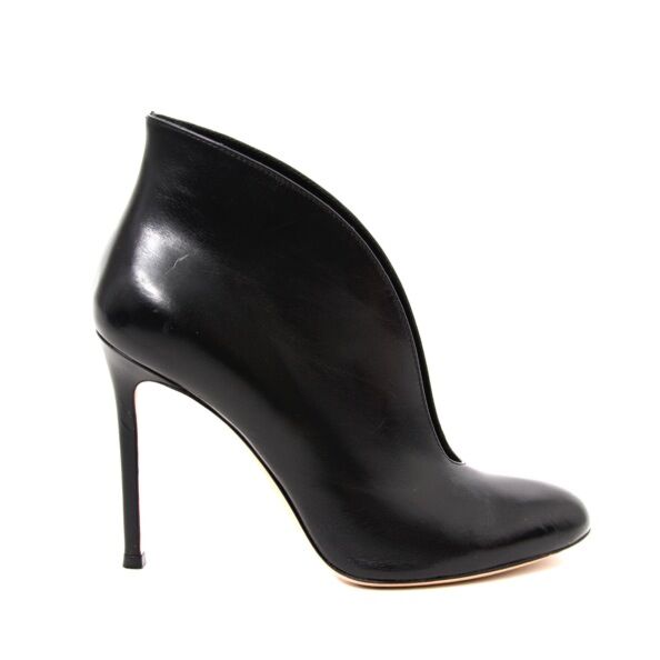 Vintage Gianvito Rossi split-front booties for the best price at Labellov webshop. Safe and secure online shopping with 100% authenticity. Vintage Gianvito Rossi split-front booties pour le meilleur prix.