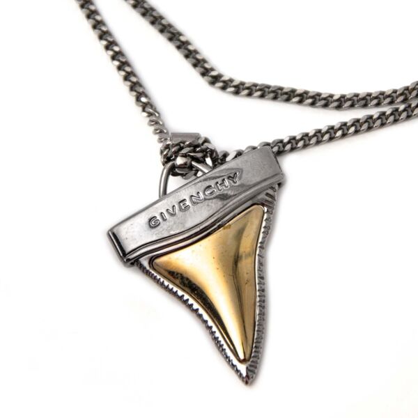 Givenchy Shark Tooth Necklace Buy authentic designer Givenchy secondhand necklace jewelry at Labellov at the best price. Safe and secure shopping. Koop tweedehands authentieke Givenchy juwelen halsketting bij designer webwinkel labellov.
