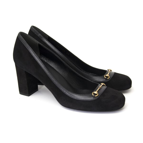 Authentieke zwarte gucci hakken in suede voor juiste prijs bij LabelLOV vintage webshop. second hand vintage Gucci black heels in suede with gold detail. Veilig online winkelen. Luxe, vintage, mode. Antwerpen, België.  