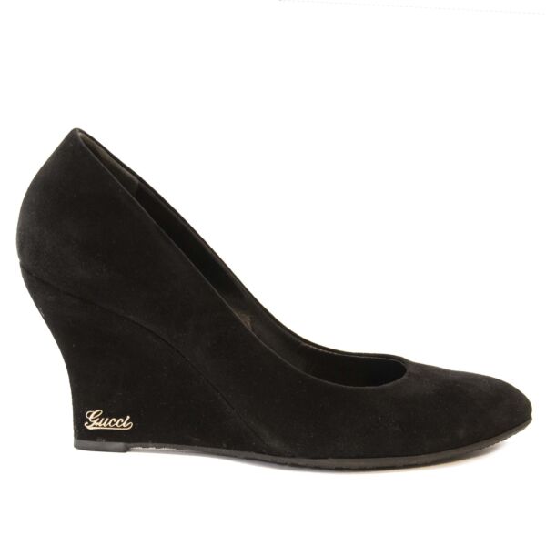 Gucci Black Suede Wedges - Size 38 Buy and sell vintage handbags and fashion accessories at Labellov Antwerp. Koop en verkoop handtassen bij Labellov Antwerpen, webshop en winkel. Betaal veilig en eerlijk. Vente et achat de sac a mains vintage.
