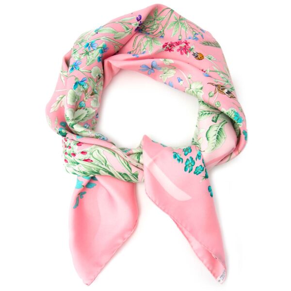 Hermès Paris Pink 'La Prairie' Silk Carré Scarf Buy authentic designer Hermes secondhand silk scarves at Labellov at the best price. Safe and secure shopping. Koop tweedehands authentieke Hermes sjaals bij designer webwinkel labellov.