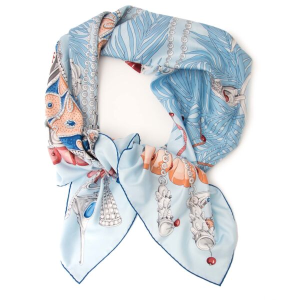 Hermès Light Blue Shackles Large Silk Carré Scarf XL Buy authentic designer Hermes secondhand silk scarves at Labellov at the best price. Safe and secure shopping. Koop tweedehands authentieke Hermes sjaals bij designer webwinkel labellov.