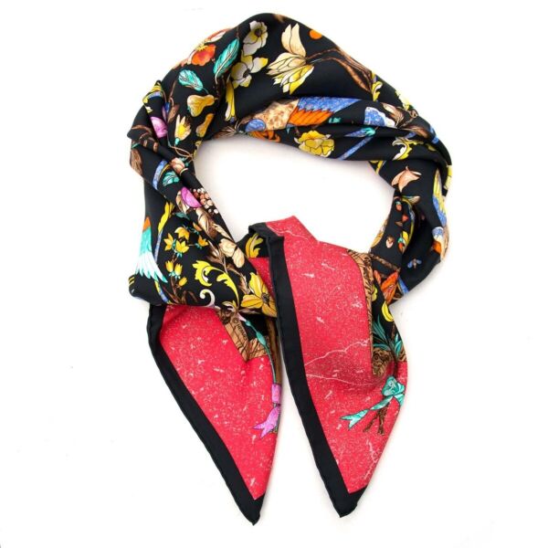 Buy authentic secondhand Hermes red carré pierres d’orient et d’occident silk scarf at the right price at LabelLOV vintage webshop. Safe and secure online shopping.