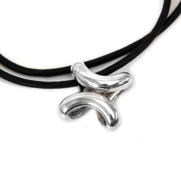 koop Hermès Silver Fancy "H" Pendant & Leather Cord Necklace bij labellov aan de beste prijs