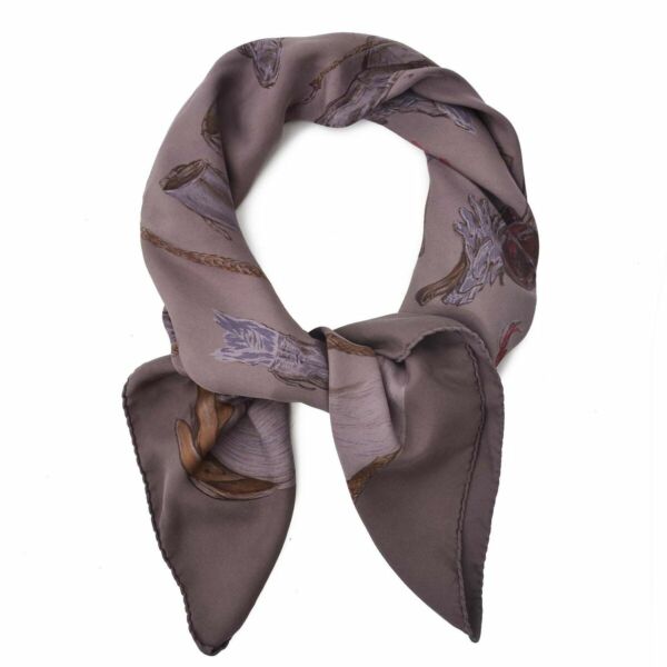 Buy an authentic secondhand Hermès Brown Carré A Propos De Bottes Dip-Dye at the right price at LabelLOV vintage webshop. Safe and secure online shopping.