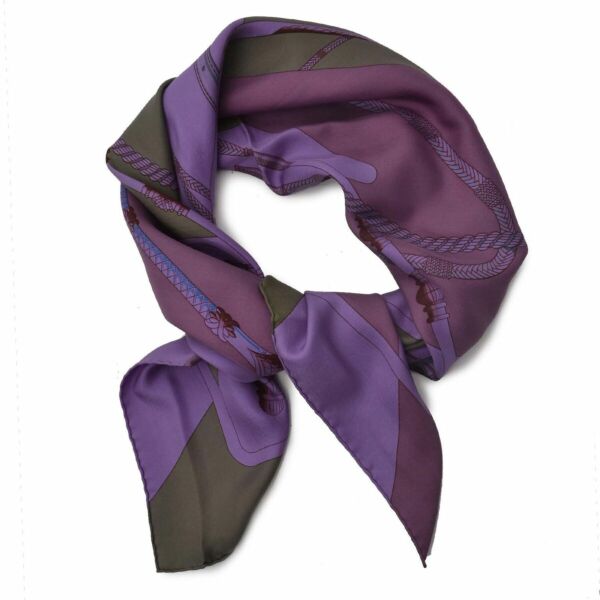 Buy an authentic secondhand Hermès Purple Carré Clic Love Dip-Dye at the right price at LabelLOV vintage webshop. Safe and secure online shopping.