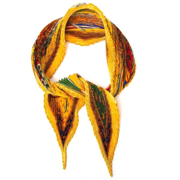 Buy authentic secondhand Hermes scarfs at the right price at LabelLOV vintage webshop. Safe and secure online shopping.