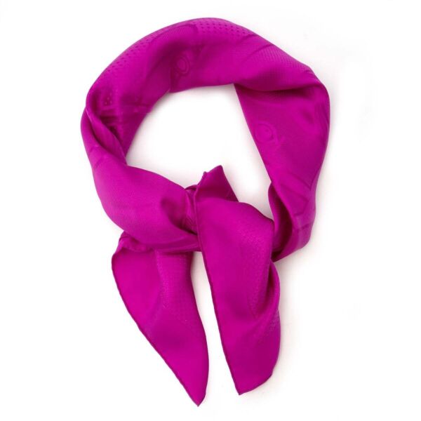 Buy authentic secondhand Hermes Jaqcuard scarves at the right price at LabelLOV vintage webshop. Safe and secure online shopping.