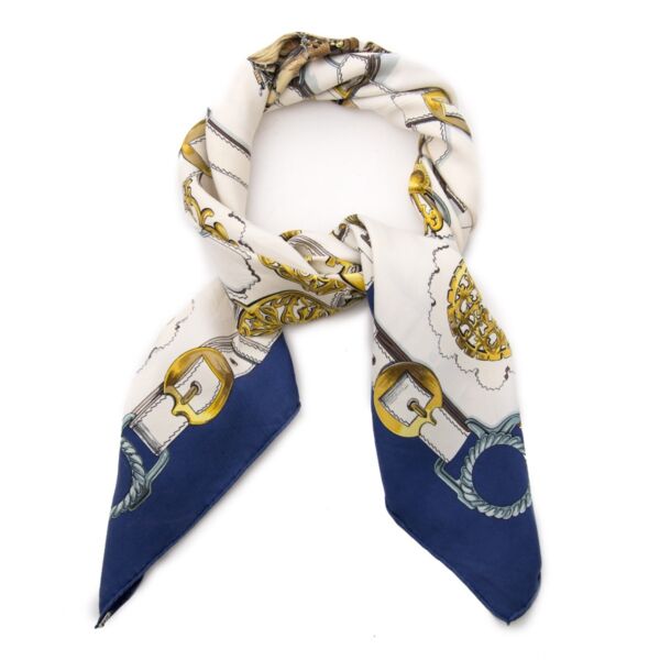 Vintage Hermès carré scarf for the best price at Labellov webshop. Safe and secure online shopping with 100% authenticity. Vintage Hermès carré foulards pour le meilleur prix.