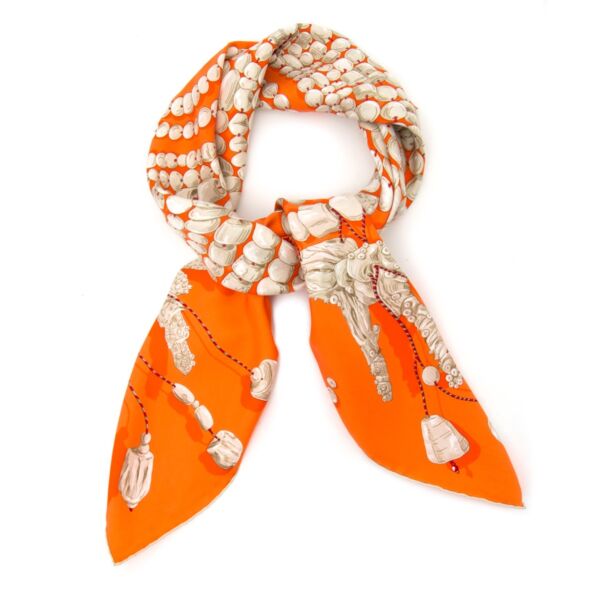 Koop uw tweedehands Hermes Silk Scarf Foulard Carre 'Rêve de corail' bij Labellov