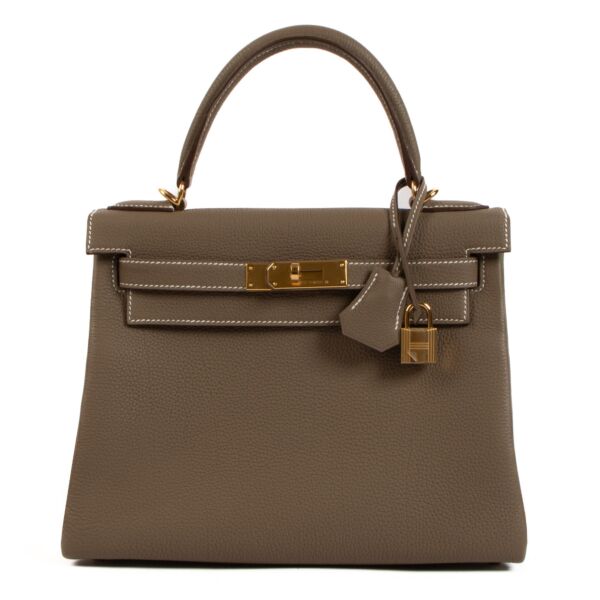 Hermès bas excllusively available at Labellov in Antwerp. Buy your Hermès Kelly 25 Etoupe Togo GHW and skip the waiting list.