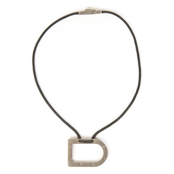Authentieke tweedehands Delvaux Black Leather Necklace Silver D juiste prijs veilig online winkelen LabelLOV webshop luxe merken winkelen Antwerpen België mode fashion