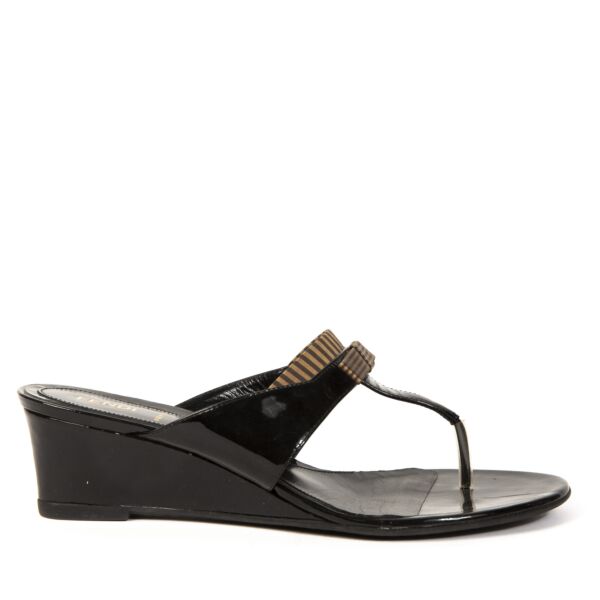 Authentieke Tweedehands Fendi Black Patent Striped Bow Thong Low Wedge Sandals juiste prijs veilig online shoppen webshop luxe merken winkelen Antwerpen België mode fashion