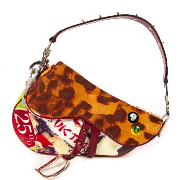 acheter en ligne seconde main Christian Dior Limited Edition Multicolor Victim Saddle Bag . koop veilig online tegen de beste prijs Christian Dior Limited Edition Multicolor Victim Saddle Bag. shop safe online Christian Dior Limited Edition Multicolor.