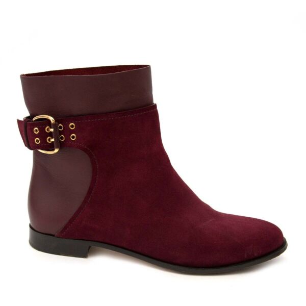 Buy authentic secondhand Jimmy Choo Bordeaux boots at the right price at LabelLOV vintage webshop. Safe and secure online shopping.