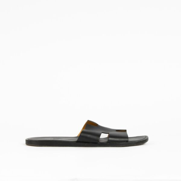 Authentic pre-loved Hermès Black Izmir Sandals - Size 44 on Labellov.com