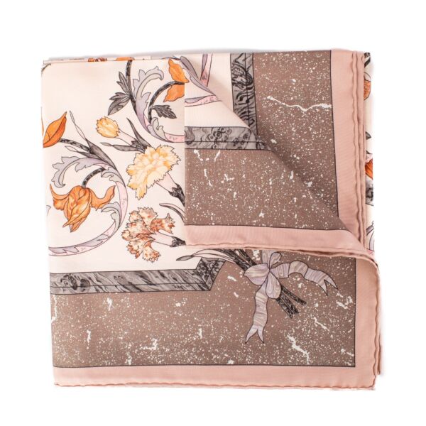 Shop safe online at Labellov in Antwerp, Brussels and Knokke this 100% authentic second hand Hermès Multicolor Pierres D'orient et D'occident Silk Carré 90 Scarf. veilig online tweedehands authentieke Hermès Multicolor Pierres D'orient et D'occident Silk 