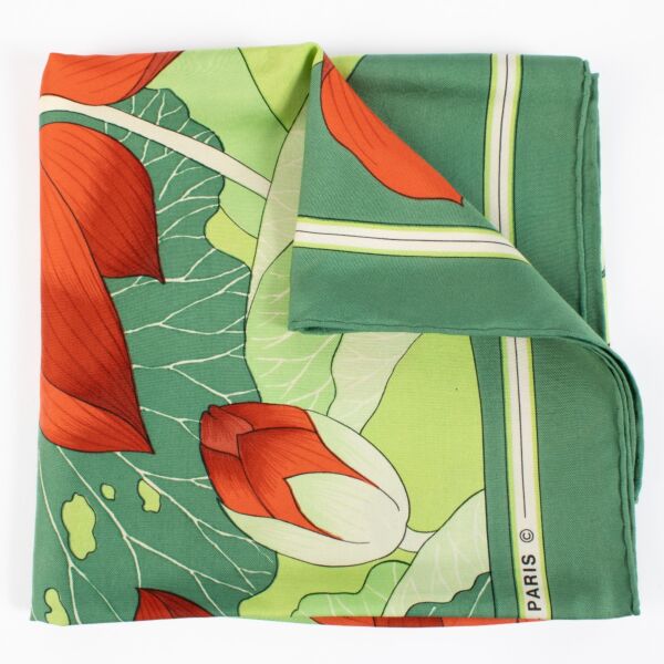 Shop safe online at Labellov in Antwerp, Brussels and Knokke this 100% authentic second hand Hermès Green Fleurs De Lotus Silk Carrée 90 Scarf