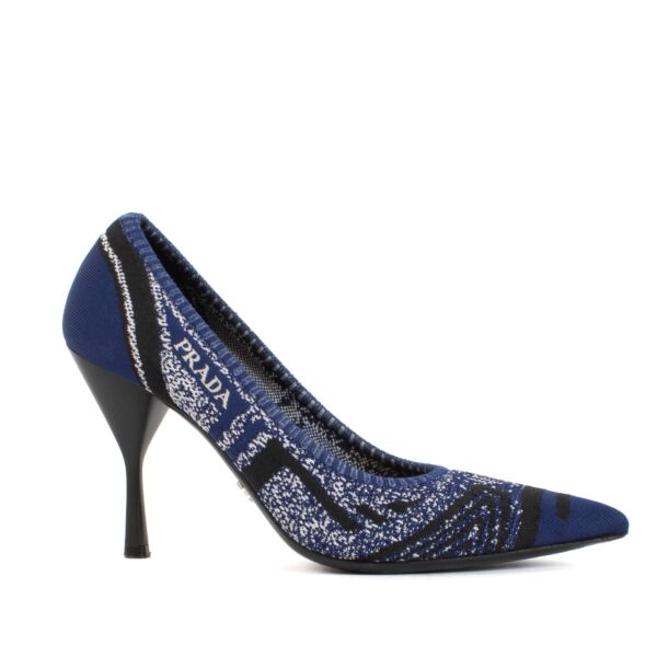 Shop safe online at Labellov in Antwerp and Knokke this 100% authentic second hand Prada Blue Knit Pointy Toe Pumps - Size 39