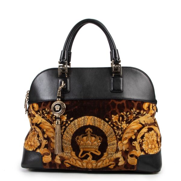 Shop safe online 100% authentic second hand Versace Velours Printed Shoulder Bag in very good condition at the right price at Labellov in Antwerp.