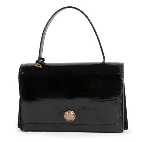 Buy and sell your designer items at Labellov in Antwerp such as this Delvaux Black Patent Leather Top handle for a fair price and in preloved condition. 