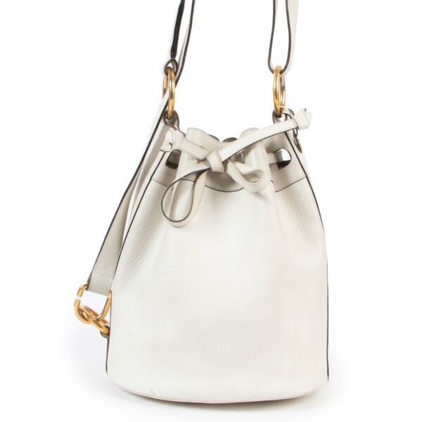 Shop safe online 100% authentic second hand Delvaux White Bucket Shoulder Bag in very good condition at the right price at labellov in Antwerp.
