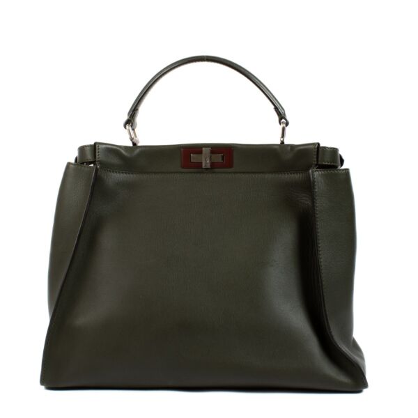 Fendi Green Leather Large Peekaboo Bag aan de beste prijs bij Labellov tweedehands luxe in Antwerpen en Knokke. Wij kopen en verkopen steeds aan de beste prijs voor u.