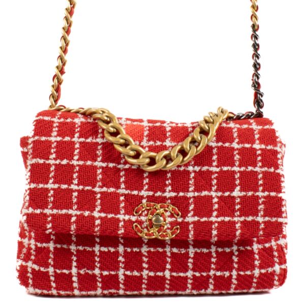 Shop safe online at Labellov in Antwerp, Brussels and Knokke this 100% authentic second hand Chanel Red Tweed Large 19 Bag. Veilig online tweedehands authentieke Chanel Red Tweed Large 19 Bag handtas kopen bij Labellov. 