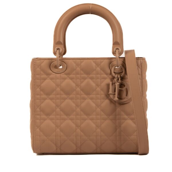 Shop safe online at labellov in Antwerp, Brussels and Knokke this 100% authentic second hand Dior Blush Ultramatte Medium Lady Dior Bag