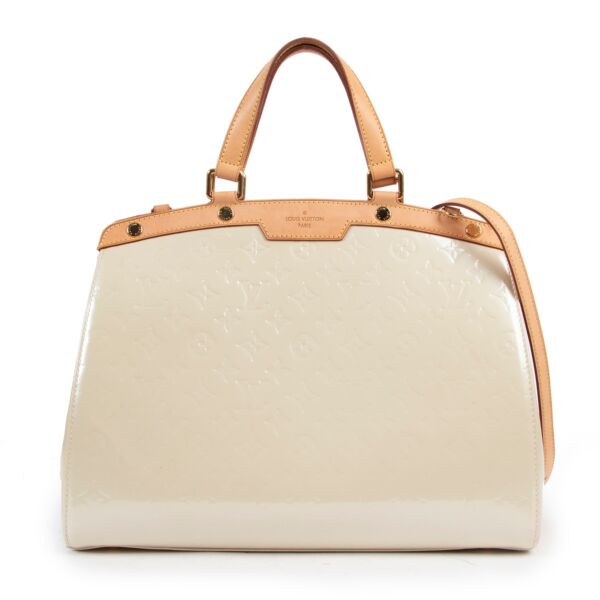 Shop safe online 100% authentic second hand Louis Vuitton Beige Monogram Vernis Brea Shoulder Bag in very good condition at the right price at Labellov in Antwerp.