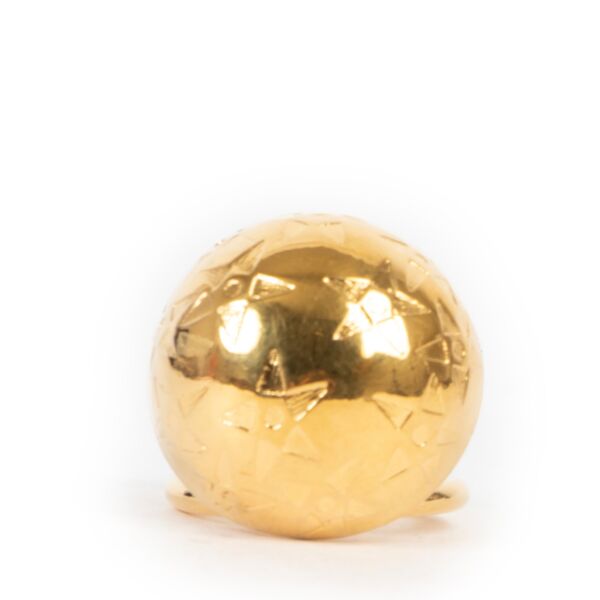 We adore this Celine Gold Star Sphere Scarf Ring and it is now available at Labellov Luxury in Antwerp. Shop 24/7 online your secondhand designer items