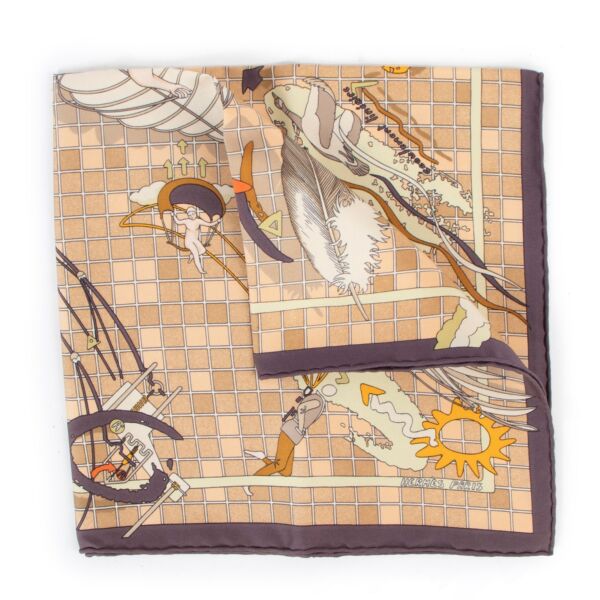 Buy an 100% authentic pocket size Hermès Carré Silk Scarf in very good condition at www.labellov.com 