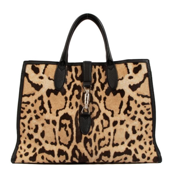 Shop safe online at Labellov in Antwerp, Brussels and Knokke this 100% authentic second hand Gucci Leopard Print Pony Hair Soft Jackie Tote