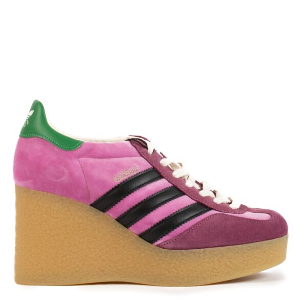 Shop safe online at Labellov in Antwerp, Brussels and Knokke this 100% authentic second hand Gucci x Adidas Pink Velvet Wedge Gazelle Sneakers - Size 38