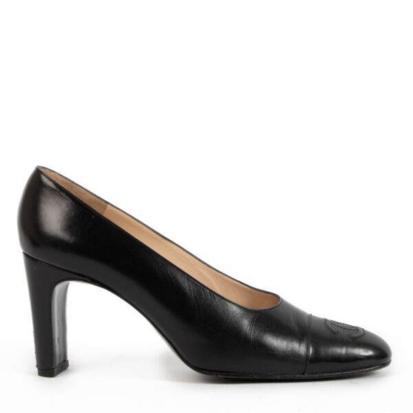 Buy and sell your preloved Chanel Black Leather CC Pumps - size 39 for the best price at Labellov.