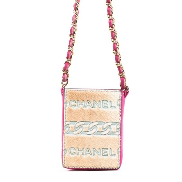 100% authentic Chanel Micro Crossbody Pouch Bag for the best price at Labellov secondhand luxury in Antwerp. Buy and sell your designer bags safe and secure at Labellov.