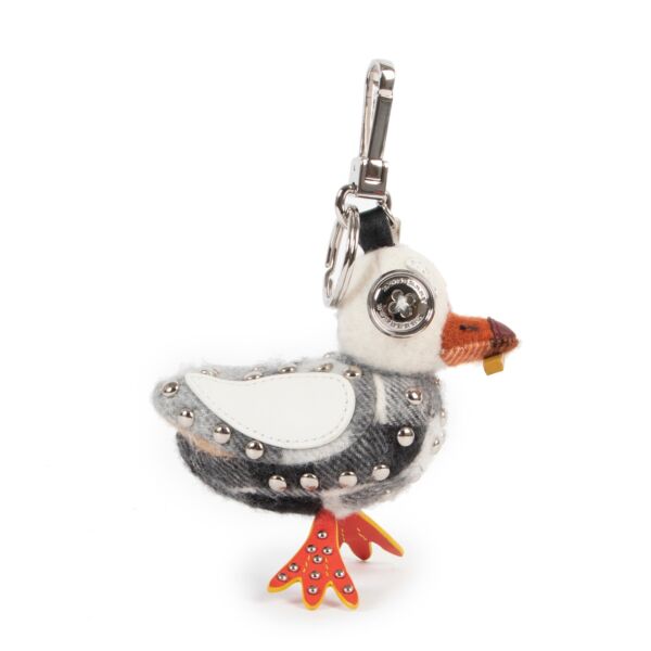 Shop safe online at Labellov in Antwerp this 100% authentic second hand Burberry Multicolor Seagull keychain