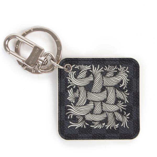 Shop safe online at Labellov in Antwerp this 100% authentic second hand Louis Vuitton Damier Gaphite Rope Key Chain