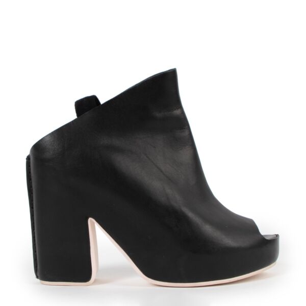 Shop safe online at Labellov in Antwerp these 100% authentic second hand Balenciaga Black Leather Peep-toe Boots - size 39