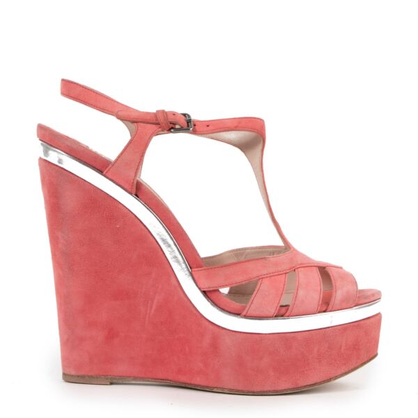 Shop safe online at Labellov in Antwerp these 100% authentic second hand Miu Miu Pink Suede Wedge Sandals - Size 39