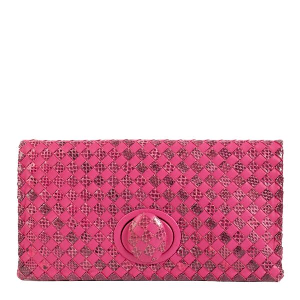 Shop safe online at Labellov in Antwerp, Brussels and Knokke this 100% authentic second hand Bottega Veneta Pink Intrecciato Karung Snakeskin Clutch