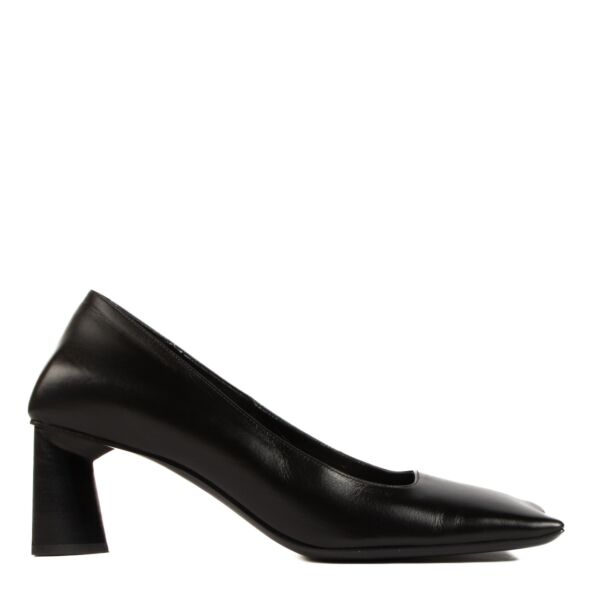 Shop safe online at Labellov in Antwerp, Brussels and Knokke this 100% authentic second hand Balenciaga Black Leather Quatro Square Toe Block Heel Pumps - Size 39