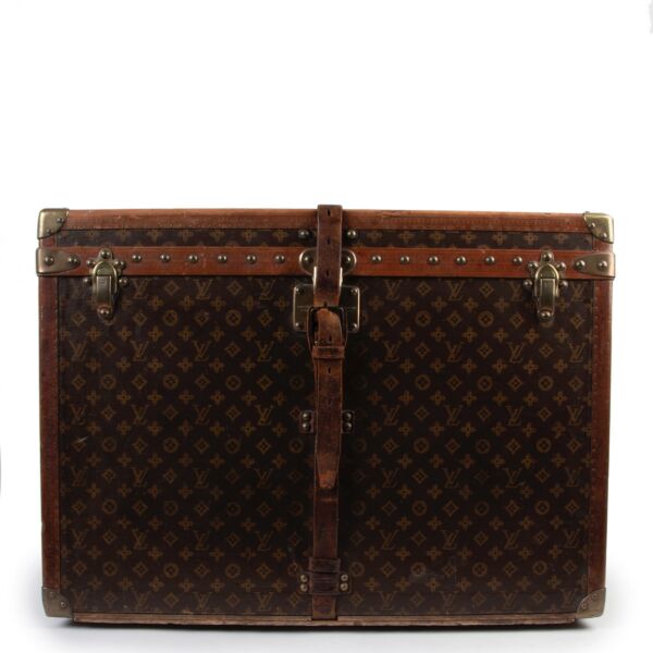 Shop safe online at Labellov in Antwerp this 100% authentic second hand Louis Vuitton Monogram Trunk